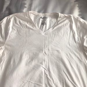 Men’s white tee